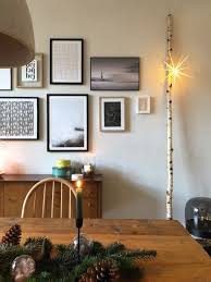 Weihnachten Led Deko Stern Von Otto Angebracht An Einem Dunnen Birkenstamm Bilder Von Juniqe Galeriewand Deko Sterne Deko