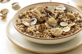 La minestra di farro e fagioli è un piatto unico nutriente e prelibato, adatto anche a chi segue un'alimentazione vegetariana o vegana. Come Cucinare Il Farro