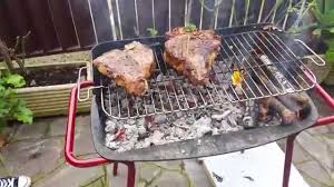 La qualità si deve sentire dopo il primo boccone. Preparazione E Cottura Sulla Brace Della Tipica Bistecca Alla Fiorentina Youtube