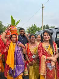 मयाली प्राकृतिक शिवलिंग मधेश्वर पहाड़ के पास हर हर महादेव से लगा गुंजने,कथा  प्रारंभ होने से पूर्व कुनकुरी से मयाली तक निकाली गई कलश यात्रा