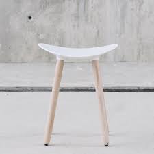 Designer hocker, barhocker & poufs bequem online bestellen bei stilbasis! Enea Coma Holz Hocker Mit Kunststoffsitzschale Niedrig Im Aoshop De Online Kaufen