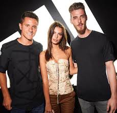 The red devils lost the final to villarreal on penalties on wednesday night. Emily Ratajkowski The Rock Julia Roberts Manchester United Cross Paths With Hollywood Celebrities On Preseason Tour Sport360 News