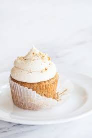 These Banana Cupcakes With Cream Cheese Frosting Are Fluffy Moist And Come Together In A Snap Your Fami Leckere Cupcakes Kaffee Und Kuchen Torte Ohne Backen