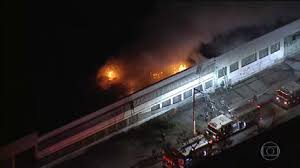 Los bomberos trabajan para controlar un incendio en un almacén del instituto de cine cinemateca, el jueves 29 de julio de 2021, en sao. Sqvwqws Fogbkm