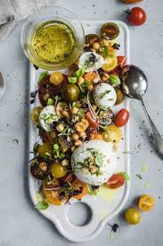 Caprese Mit Knusprigen Backerbsen Flowers In The Salad Rezept Rezepte Lebensmittel Essen Lebensmittel Platten
