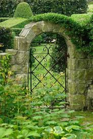 Metallgartentore 30 Ideen Fenster Turen Garten Haus Garten Zenideen Gartentore Gartentor Garten