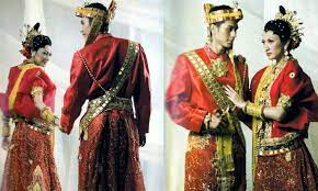 Masyarakat di sulawesi selatan terdiri dari beberapa suku, seperti suku makassar, suku bugis, suku toraja, dan suku mandar. 6 Pakaian Adat Tradisional Sulawesi Selatan Celebes