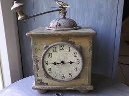 Horloge Moulin A Cafe Effet Vieilli En Bois Accessoires De Maison Par Au Fil Du Grenier Moulin A Cafe Accessoire Maison Moulin A Cafe Ancien