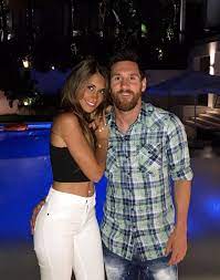 Barcelona player gerard piqué came with his wife a singer shakira. 20 Photos That Prove Messi S Wife Antonella Is The Hottest Football Wag