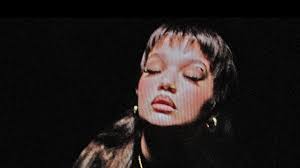 Lola Young: Warum schauen alle auf ihren Manager und reden von Amy  Winehouse?