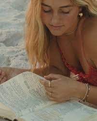 Lilly Dalton's Instagram, Twitter & Facebook