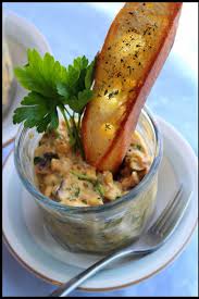 Gr 500 di funghi misti, gr 200 di burro, 2 foglie alloro, 1 spicchio aglio, 1/2 bicchiere olio evo, 1 bicchiere vino bianco, qb sale, qb pepe, fettine pancarre 'o pane casalingo. Ricette Estive Tartare Di Funghi Champignon Wine Dharma