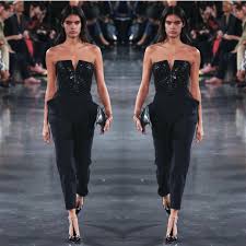 La modelo sara sampaio abrió su corazón con sus fans en redes sociales para revelarles que padece de tricotilomanía, un trastorno que sufre el 4 por ciento de la población mundial, que la. Sara Sampaio Descubra Qual O Acessorio Que A Modelo Dispensa