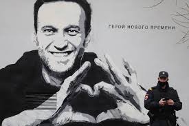 Изображение подписано «герой нашего времени». V Peterburge Vsled Za Graffiti S Navalnym Zakrasili Portret Silovika V Etot Raz Oboshlos Bez Policii Mbh Media