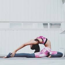 Alo Yoga Fotografia De Yoga Estilos De Yoga Posturas De Yoga