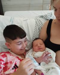 CHICAAASSS!!!! SER FAN TIENE PREMIOOOO SILVIA ALMARAZ FUE LA SEGUIDORA QUE  MAS INTERACCIONES TUVO LA SEMANA PASADA!! ASI QUE UN RIMMEL ES PARA TI  WAPAAAAA!!!! RUBEN, AUNQUE NO LO VEAS JUSTO DE