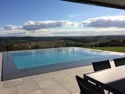 Une Piscine Miroir Immergee Dans La Campagne Iseroise Le choix du revêtement pour votre plage de piscine est une étape déterminante dans l'aménagement des abords du bassin. une piscine miroir immergee dans la