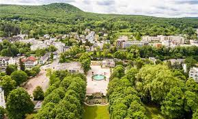 As the name suggests, it is made up of two towns: Bad Neuenahr Ist Top Kurort 2020