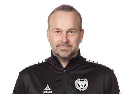Nilsson begann mit dem fußballspielen bei der björnlunda if und wechselte schließlich von dieser zum gnesta ffa, bei dem er von 1992 bis 1995 im herrenteam tätig war. Jens Nilssons Roll I Kalmar Ff Utvecklas Och Utokas Kalmar Ff
