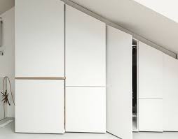 Placard Sous Pente Encastre Idees De Rangement Astucieuses Dressing Sous Combles Placard Sous Pente Chambre D Angle