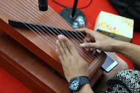 Namun demikian, anda tentu juga ingin mengenal berbagai alat musik dari daerah lainnya. 10 Alat Musik Melodis Yang Perlu Kamu Ketahui Bukareview