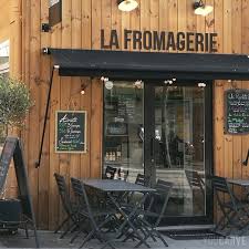 Projet Realise Par La Fromagerie Le Petit Cevenol Lettres Fabriquees Par Nos Soins En Alu Dibond Laque Noir Fromagerie Interieur Boutique Facade Restaurant