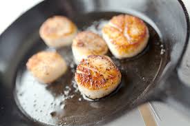 Cocinar a la plancha es una técnica de cocina saludable donde el alimento se pone directamente sobre una plancha o placa de metal que va directamente sobre el fuego. Receta De Vieiras A La Plancha Con Salsa De Soja Unareceta Com
