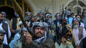 Талибан — исламистское движение, зародившееся в афганистане среди пуштунов в 1994 году, правило афганистаном с 1996 по 2001 гг. Civis Afegaos Pegam Em Armas Contra Talibas Que Avancam Sem Controle No Pais