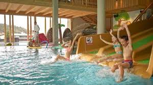 Spielende Kinder Pool Alpina Zillertal Hotels Fur Kinder Kinderhotel Zillertal