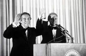 Poeta y ensayista mexicano, recibió el premio nobel de literatura en 1990 como reconocimiento a su obra literaria. 1982 Octavio Paz Neustadt Prizes
