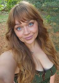 Okay, but… maybe the chaotic choppy DIY bangs kinda worked out again!?  👀✂️🍂✨ Not the worst ones I've ever done, lol. I'm actually diggin' them  now after a little clean-up!