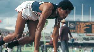 Han tilbagelagde distancen på 46,70 sekunder og skar dermed otte hundrededele af den nu tidligere rekord, som blev sat af amerikanske kevin young ved ol i 1992. Former 400 Meter World Record Holder Lee Evans Dies Aged 74