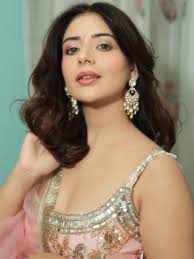 Serenity and Shades of pink🌸🧚‍♀️ . . . Wearing @aliwarofficial Makeup  @makeupbyharmanjatana