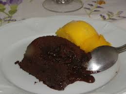 Fondant Au Chocolat Avec Cœur Coulant Dans L Assiette La Table De Jean Pierre Fondant Au Chocolat Chocolat Coulis
