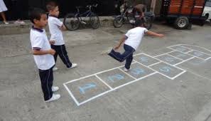 Un juego de mesa donde se usa unas fichas rectangulares, de color blancas por la cara y negras por detras, divididas en dos cuadrados. Juegos Tradicionales De Venezuela El Gurrufio