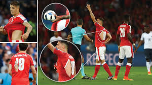 تشكيل منتخب ويلز المنتظر أمام سويسرا وسيحاول منتخب سويسرا أن يظهر شخصيته التاريخية في المشاركة الأوروبية عندما يواجه نظيره الويلزي في تمام الساعة الرابعة مساء. ÙÙŠØ¯ÙŠÙˆ Ù‚Ù…ØµØ§Ù† Ù…Ù†ØªØ®Ø¨ Ø³ÙˆÙŠØ³Ø±Ø§ Ø§Ù„Ù…Ù…Ø²Ù‚Ø© ØªØ­Ø±Ø¬ Ø§Ù„Ù„Ø§Ø¹Ø¨ÙŠÙ†