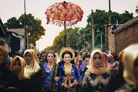 Kamu bisa menemukan penjual baju adat lombok dari seluruh indonesia yang terdekat dari lokasi & wilayah kamu sekarang. Adat Pernikahan Suku Sasak Lombok Kawin Lari