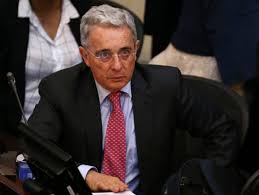 Si le estudiamos los ascendientes a pablo escobar por su tercera abuela casimira vélez maya, encontramos que viene a ser prima cuarta de vespaciano. Alvaro Uribe Tuvo Vinculos Con Pablo Escobar Y El Cartel De Medellin