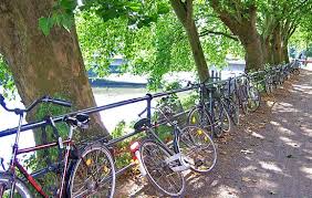 Fahrrader Am St Pauli Deich In Bremen Http Www Liegeplatz Bremen De Heimat Neustadt Und Buntentor Fahrradtour Bremen Fahrrad
