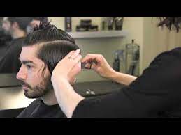 Klassischer Mannerhaarschnitt Mittlerer Lange Mit Schere Und Haarschneider Haare Schneiden Haarschnitt Ideen Mittellange Haare