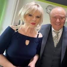 Hivatalos névként a második férje vezetéknevét viseli, míg művésznévként az első férjéét tartotta meg. Korda Gyorgy Es Balazs Klari Kozben 30 An Szerdan Raktarkoncertet Csinaltunk Egy Szenzacios Zenekarral Dolgoztunk Nagyon Nagy Elmeny Volt Az Adas Idopontja Meg Nincs Meg De Majd Jelezzuk Facebook