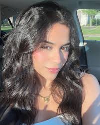 Karen Macedo's Instagram, Twitter & Facebook