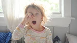 Barn i skolealder, inkludert tenåringer, bør gjerne ha mellom ni til 11 timer søvn hver natt. Sovn Sove Sjekk Om Barnet Ditt Far Nok Sovn