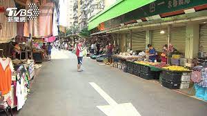 台北市 / 萬紹安 張肇元 報導 繼環南、萬大批發市場群聚感染之後，台北市虎林街接近永春市場周遭被驗出30人確診，並且匡列144人，台北市長柯文哲說是因為「市府精準疫調」幫了大忙，不過卻有台北市聯醫和平院區醫師po文指出，早在一週前就有基層醫師看了患者x光片揪出確診者，與北市府的. R8e4xejxo0evdm