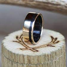 The Vertigo Jet Stone Lining Inlay Wedding Etsy France 14k Gold Band Yellow Gold Wedding Band Gold Bands