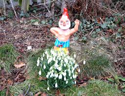 Die Gartenzwerge Sind Zu Allem Bereit Der Gartenzwerg Winkt Dem Fruhling Und Hat Bei Dieser Kalte Nur Eine Badehose Zwerg Garten Und Gartenturen