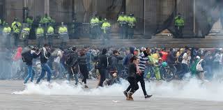 Daniela duke le negó… ¿buscas una bufanda xxl calentita? El Alcalde De Bogota Decreta El Toque De Queda En La Ciudad Por Choques Entre Manifestantes Con La Policia
