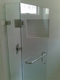 Elige una entre las mamparas deyban con bisagras para reformar tu cuarto de baño e incorporar una nueva mampara de bañera moderna. Resultado De Imagen Para Puertas De Bano De Vidrio Herrajes Para Vidrio Puertas De Ducha Puertas De Banos