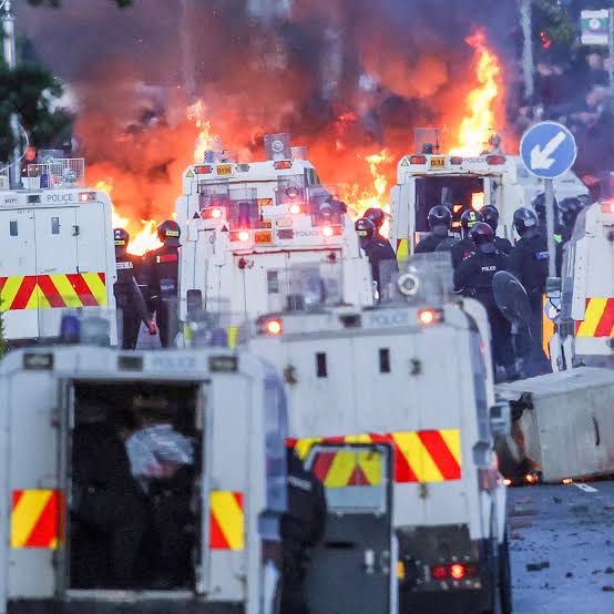 Police in Belfast use water cannon as anti-immigrant unrest continues
