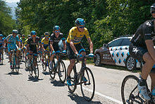 Romain bardet (au centre) à côté de chris froome (tête baissée au 2nd plan) lors de la présentation du parcours du tour de france 2018 en octobre dernier. Chris Froome Wikipedia